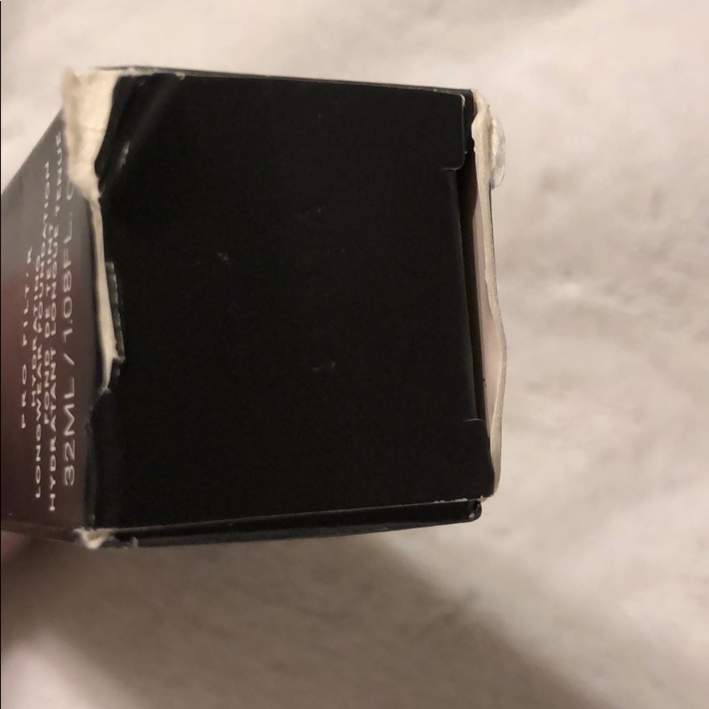 Fenty 490 Pro Filt’r Hydrating Foundation - Picture 4 of 4